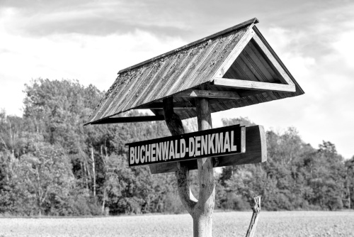 Ein Wegweiser zeigt zum Buchenwalddenkmal.