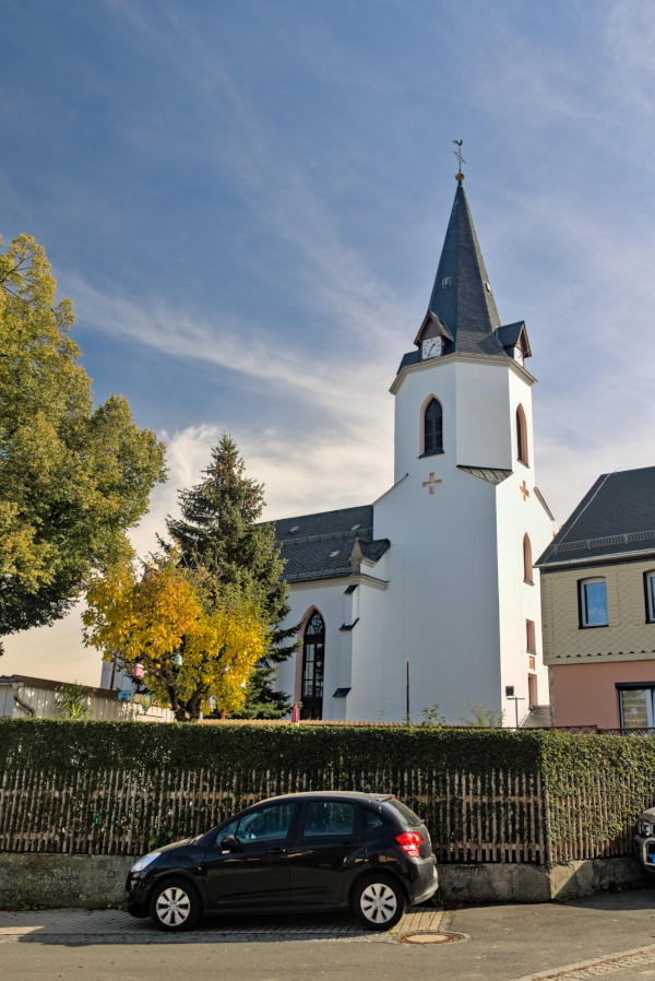 Die Kirche von Möschlitz ragt in den Himmel.