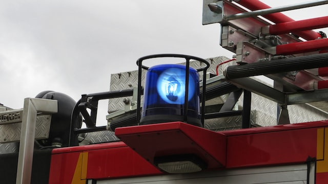 Blaulicht blinkt auf einem Feuerwehrauto.